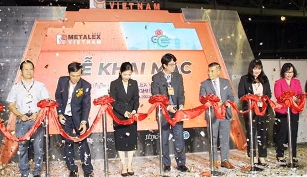 En la inauguración de las exposiciones. (Fotografía: VNA)