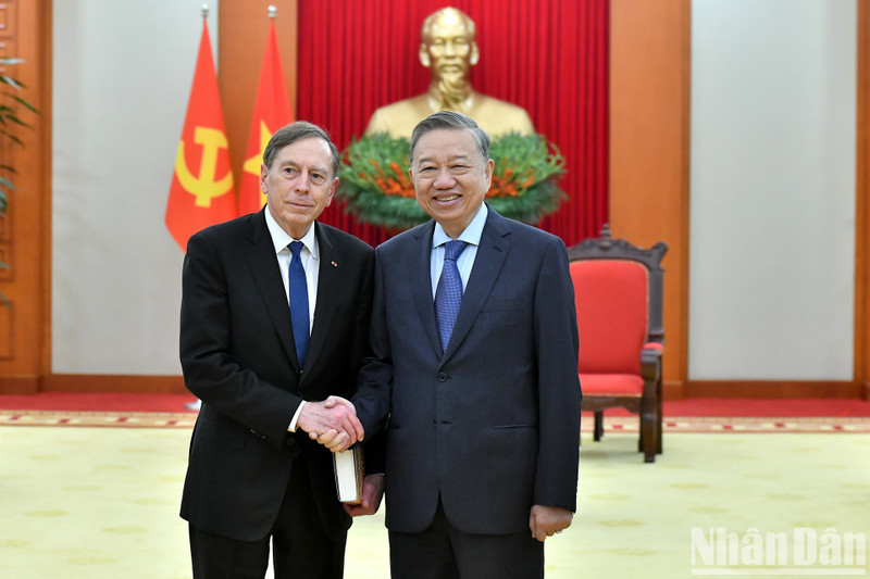 El secretario general del Partido Comunista de Vietnam, To Lam (derecha), y el general David Petraeus, presidente del Instituto Global KKR. (Fotografía: Nhan Dan)