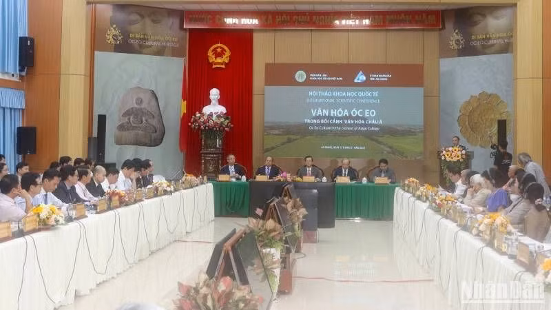 En el simposio. (Fotografía: Nhan Dan)