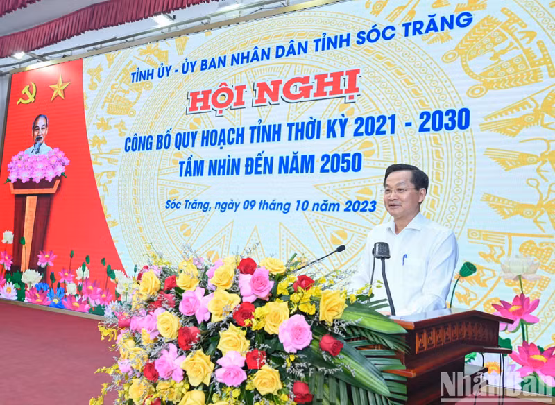 El vice primer ministro Le Minh Khai interviene en la cita.