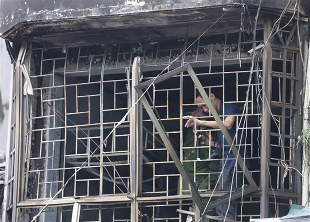 Fuerzas pertinentes en el segundo piso de la vivienda donde ocurrió el incendio. (Fotografía: VNA)