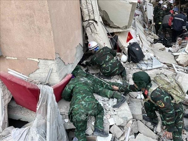 La fuerza de rescate del Ejército Popular de Vietnam utiliza detectores para buscar víctimas del siniestro. (Fotografía: VNA)