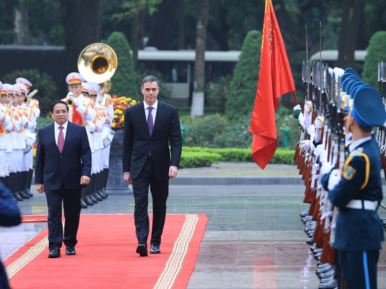 El primer ministro Pham Minh Chinh y el presidente del Gobierno de España, Pedro Sánchez, pasan revista a la guardia de honor del Ejército Popular de Vietnam. (Fotografía: VGP)