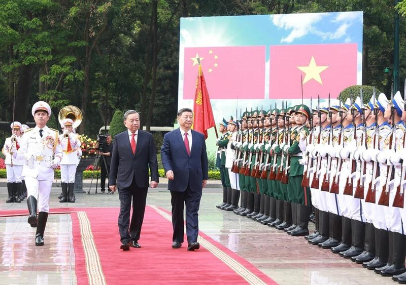 El secretario general del Partido Comunista de Vietnam, To Lam, y el secretario general del Partido Comunista y presidente de China, Xi Jinping, pasan revista a la guardia de honor. (Fotografía: VNA)