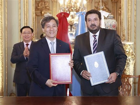 En el marco de una visita oficial a Argentina, el presidente de la Asamblea Nacional de Vietnam, Vuong Dinh Hue, presencia la entrega del acuerdo de asistencia jurídica mutua en materia penal entre Vietnam y Argentina. (Fotografía: VNA)