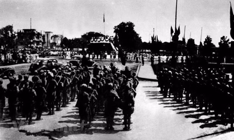 El 2 de septiembre de 1945, en la plaza Ba Dinh, en Hanói, el Presidente Ho Chi Minh, en nombre del Gobierno Provisional, pronunció la Declaración de Independencia que dio origen a la República Democrática de Vietnam, marcando la victoria de la Revolución de Agosto. (Fotografía: Archivo)