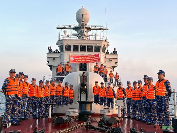 Una delegación de trabajo de la Armada Popular de Vietnam a bordo del Barco 20 de la Brigada 172 de la Región Naval 3. (Fotografía: qdnd.vn)