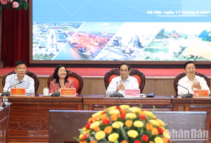 El premier Pham Minh Chinh (segundo desde la derecha), también presidente del Consejo, dirige la conferencia.