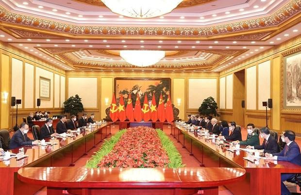 El secretario general del Partido Comunista de Vietnam, Nguyen Phu Trong, sostuvo una conversación con el máximo dirigente del Partido Comunista y presidente de China, Xi Jinping. (Fotografía: VNA)
