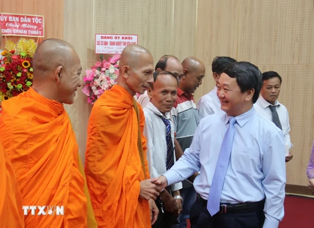 El ministro Hau A Lenh extiende saludos al pueblo jemer en el festival Chol Chnam Thmay. (Fotografía: VNA)