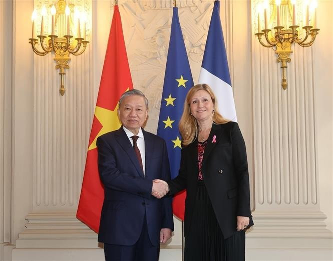 El secretario general del Partido Comunista y presidente de Vietnam, To Lam, y la presidenta de la Asamblea Nacional de Francia, Yael Braun-Pivet. (Fotografía: VNA)