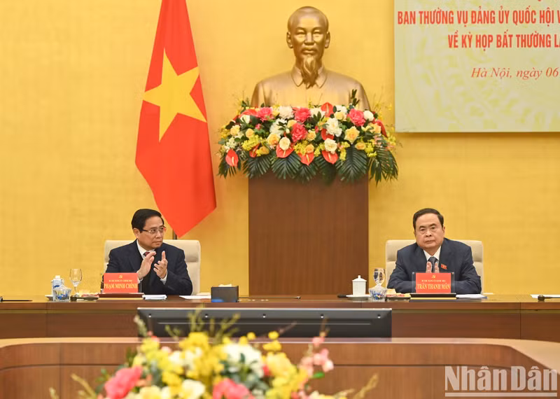 El primer ministro de Vietnam, Pham Minh Chinh, y el presidente de la Asamblea Nacional, Tran Thanh Man, conducen la reunión. (Fotografía: Nhan Dan)