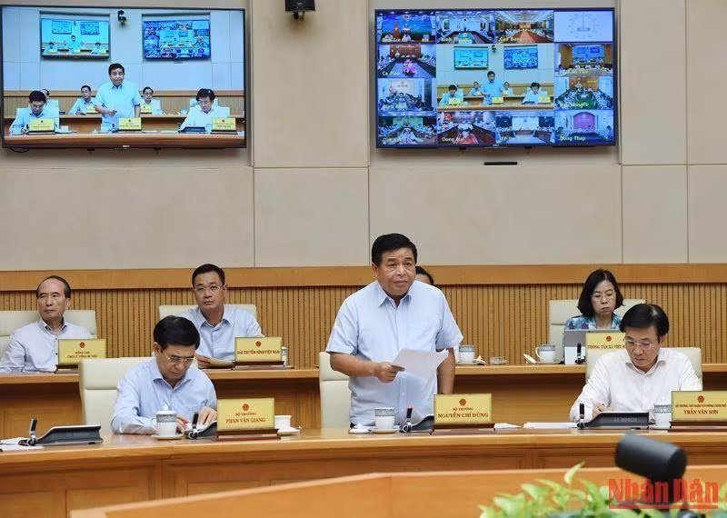 El ministro de Planificación e Inversión, Nguyen Chi Dung, presenta su informe.