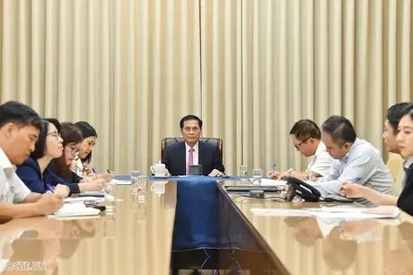 El ministro de Relaciones Exteriores de Vietnam, Bui Thanh Son, en la conversación telefónica. (Fotografía: baoquocte.vn)