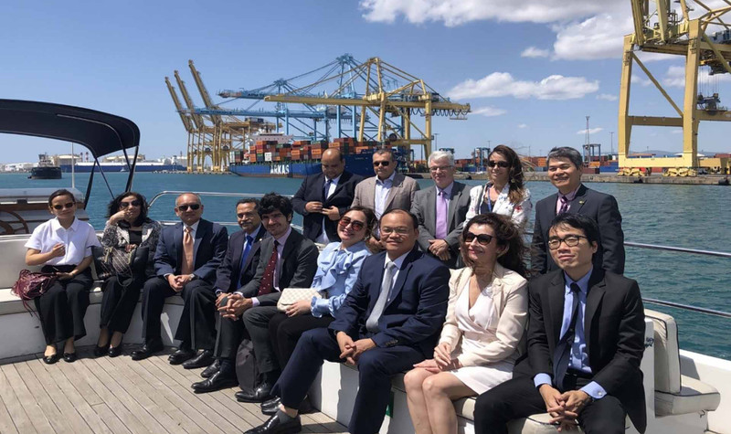 Los delegados posan en el recinto del puerto. (Fotografía: Embajada de Vietnam en España)