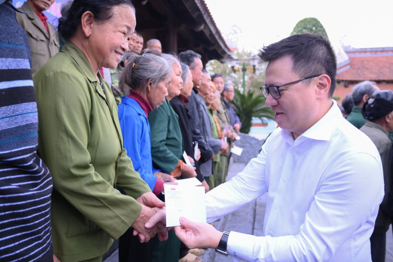 El compañero Le Quoc Minh en el acto de entrega. (Fotografía: Nhan Dan)