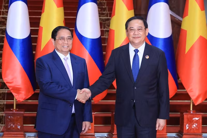 El primer ministro de Vietnam, Pham Minh Chinh (izquierda), y su homólogo laosiano, Sonexay Siphandone. (Fotografía: VGP)