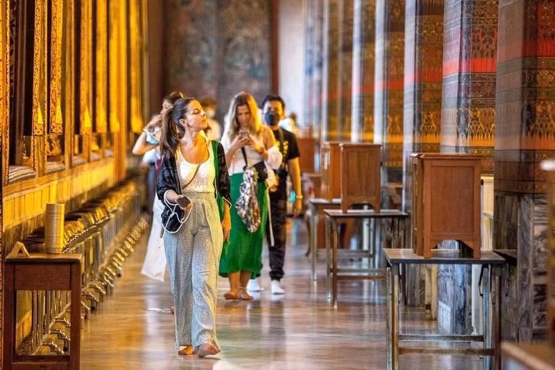 Turistas visitan el templo de Wat Pho en Bangkok, Tailandia. (Fotografía: VNA)