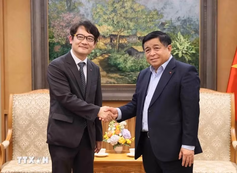 El vice primer ministro de Vietnam Nguyen Chi Dung (derecha) recibe a Choi In Kwan, director general de LG Display Vietnam Hai Phong. (Fotografía: VNA) 