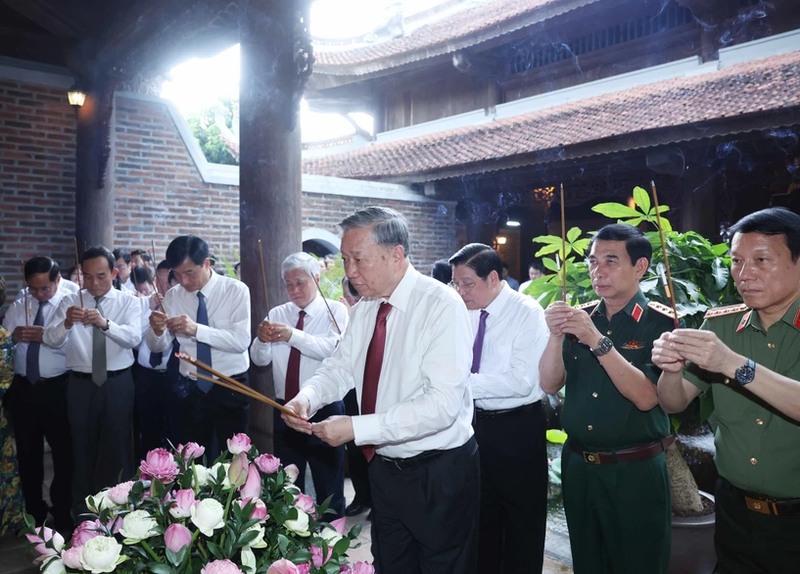 El secretario general del Partido Comunista de Vietnam, To Lam, rinde homenaje en el templo Chung Son, templo ancestral del Tío Ho. (Fotografía: VNA)