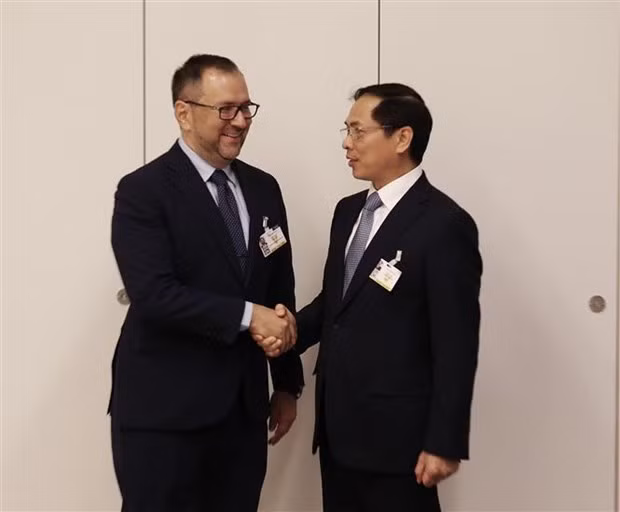 El ministro de Relaciones Exteriores de Vietnam, Bui Thanh Son, mantiene una reunión con su homólogo de Venezuela, Yván Gil Pinto. (Fotografía: VNA)