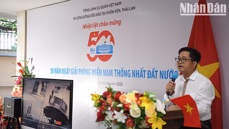 El cónsul general de Vietnam en Khon Kaen, Dinh Hoang Linh, interviene en el acto. (Fotografía: Nhan Dan)