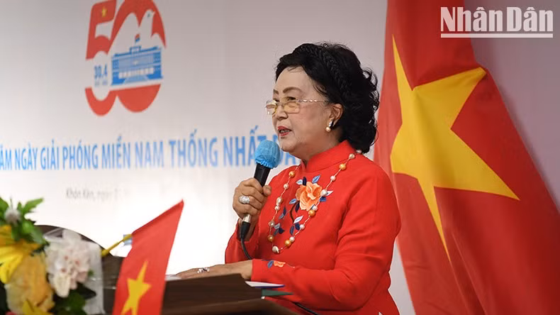 Dang Thi Gai, presidenta de la Asociación de Tailandeses de ascendencia vietnamita en Khon Kaen, da palabras.