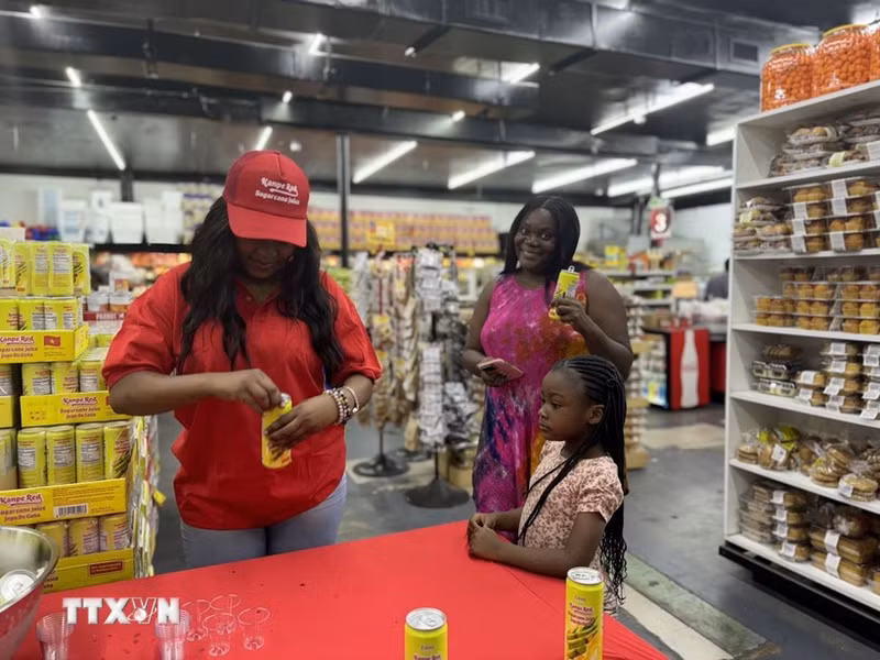 Clientes degustan la nueva bebida. (Fotografía: VNA)