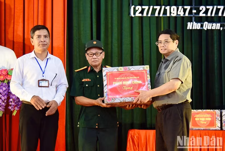 Entrega de regalos a los excombatientes atendidos por el centro y su personal.