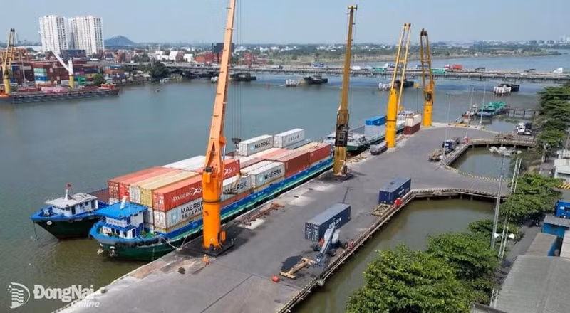 Transporte de mercancías de importación y exportación en el puerto de Dong Nai. (Fotografía: baodongnai.com.vn)