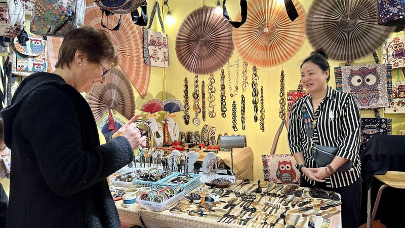 En un stand de productos artesanales de Vietnam. (Fotografía: VNA)