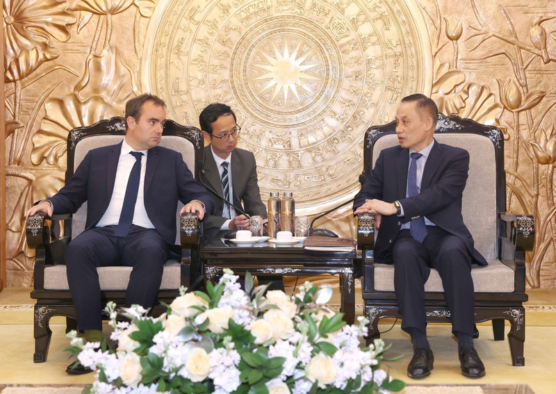El jefe de la Comisión de Relaciones Exteriores del Comité Central del Partido Comunista de Vietnam, Le Hoai Trung, recibe al ministro de Fuerzas Armadas de Francia, Sébastien Lecornu. (Fotografía: VNA)