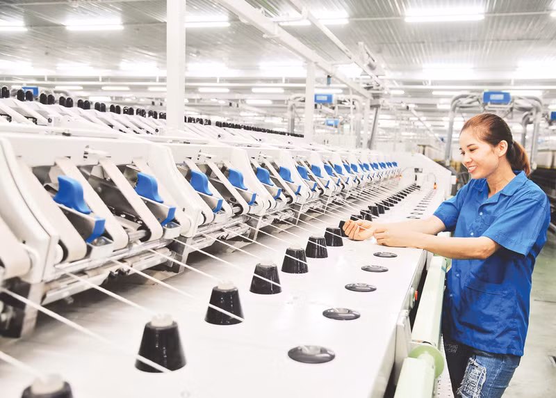 Una trabajadora de la empresa de textiles 8 de marzo operando la cadena de producción.