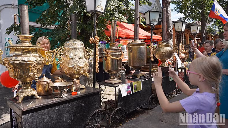 Los samovares, tetera tradicional de los rusos, son otra atracción del festejo.