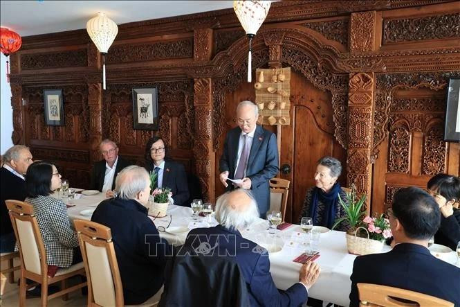 El embajador vietnamita en Suiza, Phung The Long, en el encuentro. (Fotografía: VNA)