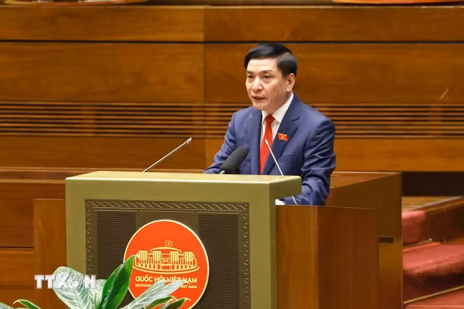 El secretario general de la Asamblea Nacional y jefe de la Oficina Parlamentaria, Bui Van Cuong, interviene en la ceremonia.