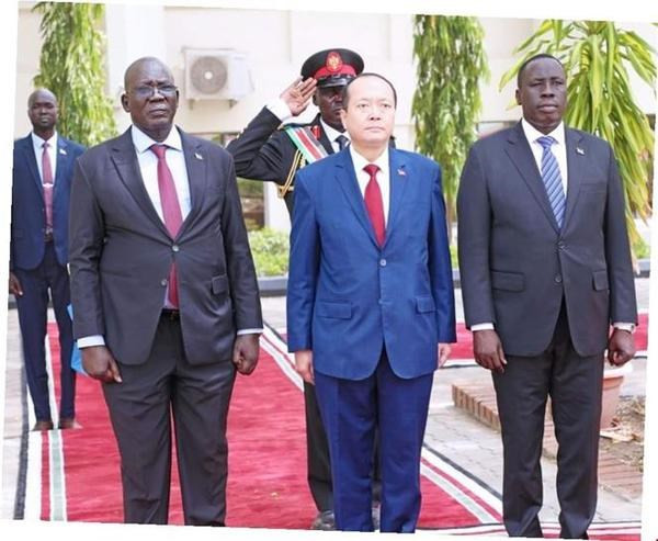 El embajador de Vietnam en Egipto concurrente en Sudán del Sur, Nguyen Huy Dung, presenta las cartas credenciales al presidente de Sudán del Sur, Salvar Kiir Mayardit. (Fotografía: VNA)
