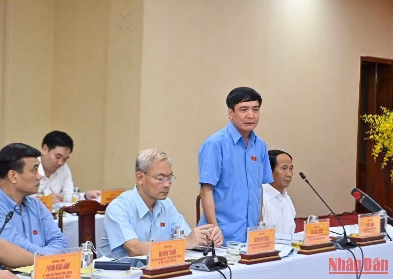 El secretario general y presidente de la Oficina parlamentaria, Bui Van Cuong.