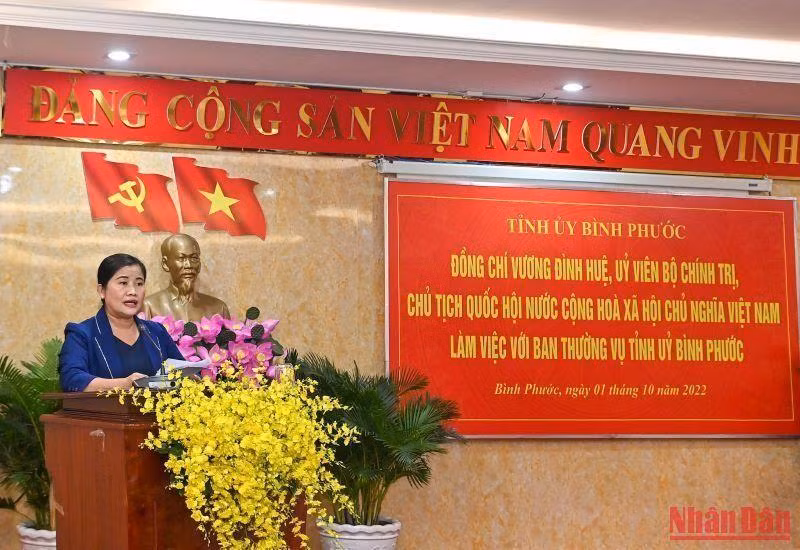 La presidenta del Comité Popular provincial, Tran Tue Hien, interviene en la sesión.