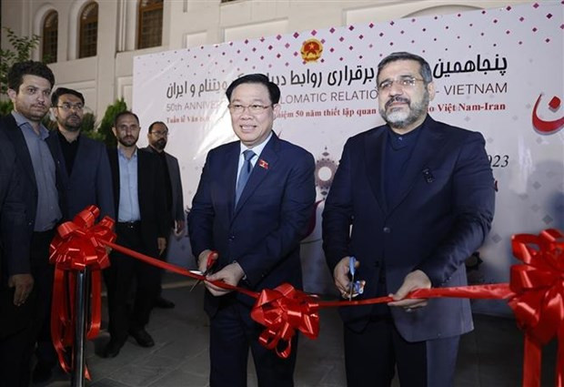 El presidente de la Asamblea Nacional de Vietnam, Vuong Dinh Hue (izquierda), y el ministro de Cultura y Orientación Islámica de Irán, Mohammad Mehdi Esmaili, inauguran el evento. (Fotografía: VNA)