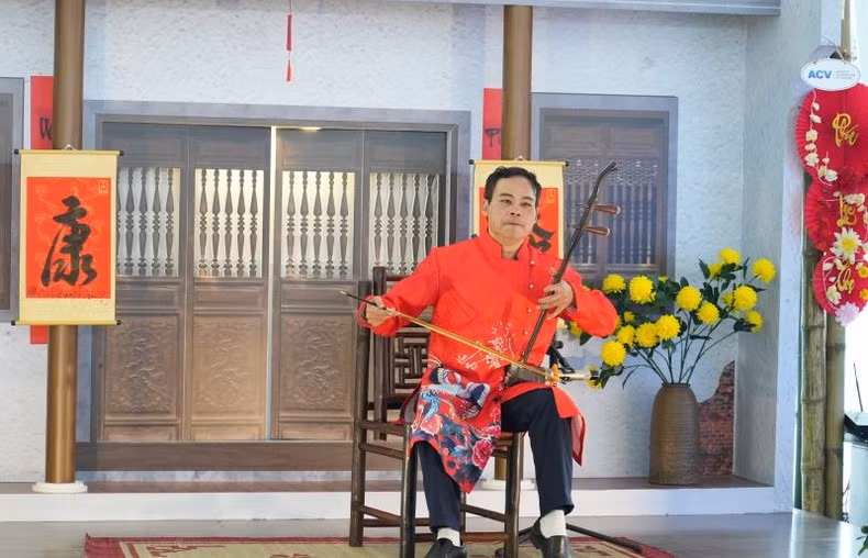 Espacio artístico imbuido del espíritu del Tet en la puerta de entrada aérea de la capital vietnamita.