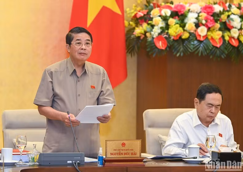 El vicepresidente del máximo órgano legislativo Nguyen Duc Hai dirige el debate sobre el proyecto de Ley de Recursos Hídricos (modificada).