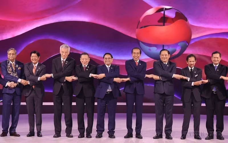 El primer ministro de Vietnam, Pham Minh Chinh; el secretario general de la Asean y los jefes de delegaciones de los países de la agrupación en la ceremonia inaugural de la 43 Cumbre de la Asociación y citas relacionadas, en Yakarta, Indonesia, el 5 de septiembre de 2023.