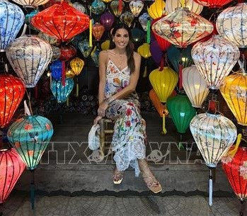 La modelo y presentadora de televisión italiana Elisabetta Gregoraci en Hoi An. (Fotografía: VNA)