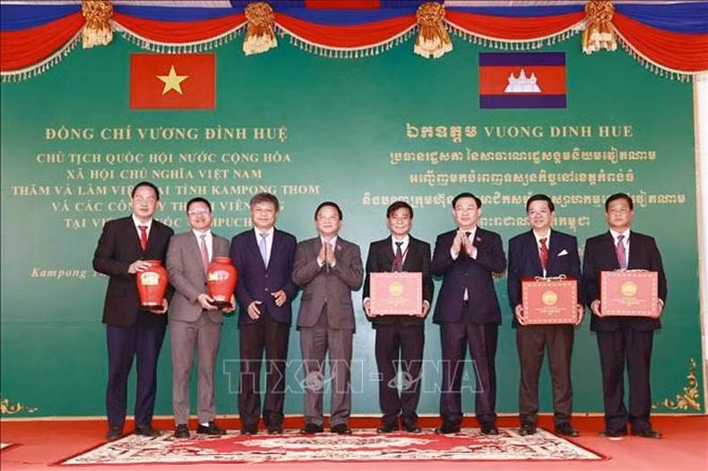 Entrega de regalos de recuerdo a los trabajadores del caucho en la cita. Entrega de regalos de recuerdo a los trabajadores del caucho en la cita.