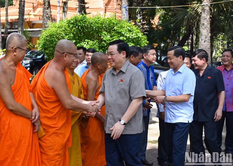 El presidente de la Asamblea Nacional de Vietnam, Vuong Dinh Hue, felicita a los monjes budistas en Soc Trang. (Fotografía: Nhan Dan)