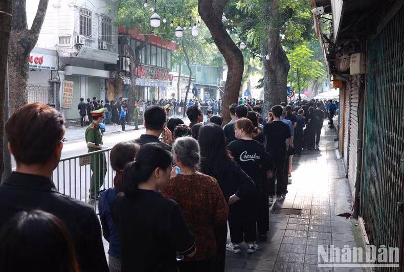 Aunque no se permite al público visitar el velatorio hasta las 18.00 horas del 25 de julio, la gente empieza a hacer cola mucho antes. Aunque no se permite al público visitar el velatorio hasta las 18.00 horas del 25 de julio, la gente empieza a hacer cola mucho antes.