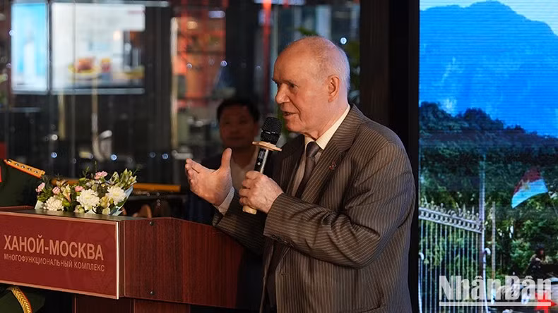 Nikolai Kolesnik, presidente de la Asociación de Veteranos rusos que trabajaron en Vietnam, da palabras.