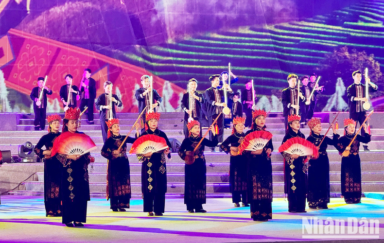 La presentación del canto Then del distrito de Binh Lieu en el carnaval contribuye a publicitar ese patrimonio cultural atesorado por la etnia local Tay. (Fotografía: Nhan Dan)