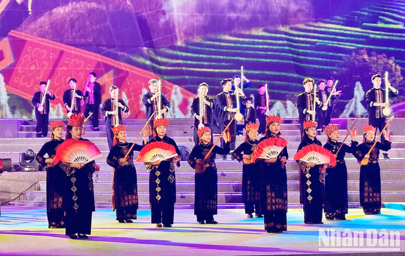 La presentación del canto Then del distrito de Binh Lieu en el carnaval contribuye a publicitar ese patrimonio cultural atesorado por la etnia local Tay. (Fotografía: Nhan Dan)